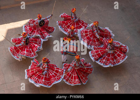 Tanzgruppe am Riff in Mehrangarh Fort, Jodhpur, Rajasthan, Indien Stockfoto