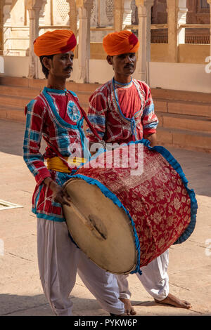 Schlagzeuger am Riff in Mehrangarh Fort, Jodhpur, Rajasthan, Indien Stockfoto