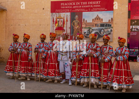 Tanzgruppe am Riff in Mehrangarh Fort, Jodhpur, Rajasthan, Indien Stockfoto