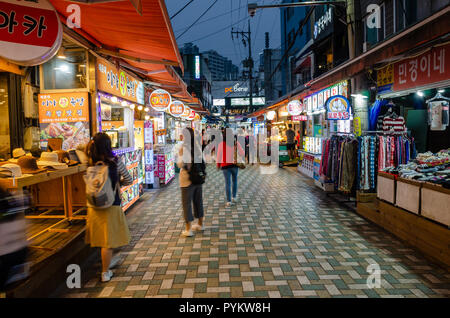 Die Leute schlendern Sie durch Haeundae Markt am Abend mit Verkaufsständen bis hell erleuchtet. Haeundae, Busan, Südkorea. Stockfoto