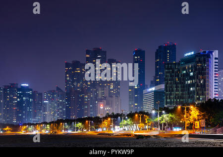 Haeundai Strand bei Nacht mit Wolkenkratzern der Stadt leuchtet im Dunkeln. Haeundae, Busan, Südkorea. Stockfoto