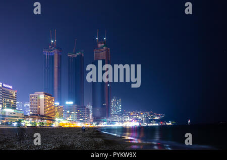 Haeundai Strand bei Nacht mit Wolkenkratzern der Stadt leuchtet im Dunkeln. Haeundae, Busan, Südkorea. Stockfoto