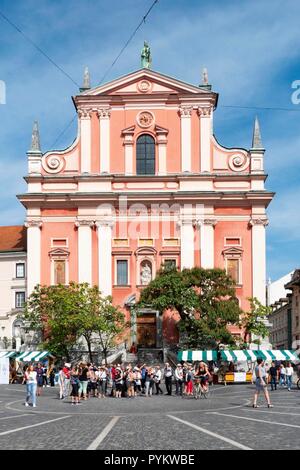 Slowenien, Ljubljana. Franziskaner Kirche der Verkündigung beherrscht die Prešeren-Platz in der capitalof Slowenien Stockfoto