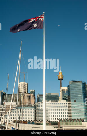 20.09.2018, Sydney, New South Wales, Australien - Australische Flagge Wellen über Darling Harbour mit Sydneys Skyline des Central Business District. Stockfoto