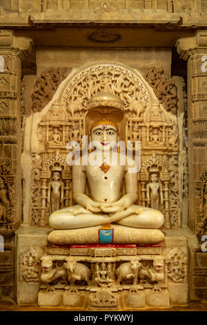 Statue von Mahavira in der Jain Tempel, Jaisalmer Fort, Jaisalmer, Rajasthan, Indien Stockfoto