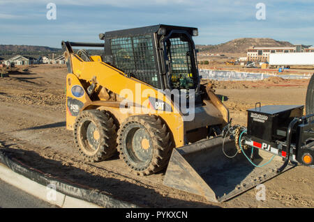 Castle Rock, Colorado/USA - Oktober 28, 2018: Die Kleine Gelbe Frontlader Traktor Planierschild Stockfoto