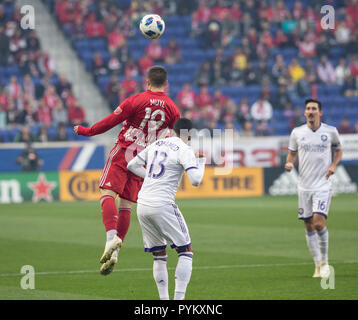 Harrison, der Vereinigten Staaten von Amerika. 28 Okt, 2018. Alex Muyl (19) Red Bulls ball Kontrollen während der letzten regulären MLS Spiel gegen Orlando City FC bei Red Bull Arena Red Bulls gewann 1 - 0 Credit: Lev Radin/Pacific Press/Alamy leben Nachrichten Stockfoto