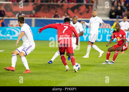 Harrison, der Vereinigten Staaten von Amerika. 28 Okt, 2018. Derrick Etienne Jr (7) der Red Bulls steuert Kugel während der letzten regulären MLS Spiel gegen Orlando City FC bei Red Bull Arena Red Bulls gewann 1 - 0 Credit: Lev Radin/Pacific Press/Alamy leben Nachrichten Stockfoto