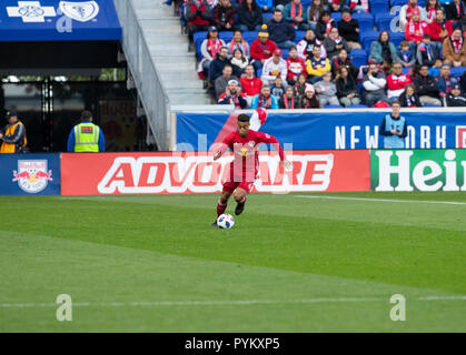 Harrison, der Vereinigten Staaten von Amerika. 28 Okt, 2018. Tyler Adams (4) der Red Bulls ball Kontrollen während der letzten regulären MLS Spiel gegen Orlando City FC bei Red Bull Arena Red Bulls gewann 1 - 0 Credit: Lev Radin/Pacific Press/Alamy leben Nachrichten Stockfoto