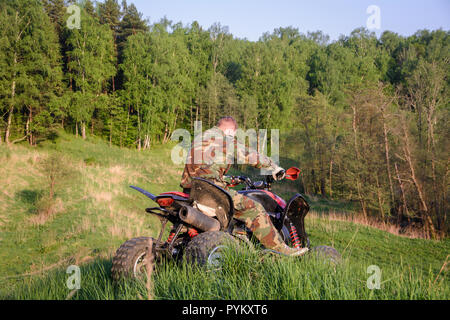 Moskau, Russland - 17. Mai 2014: ATV Fahrer in Aktion für Honda TRX 700XX Stockfoto