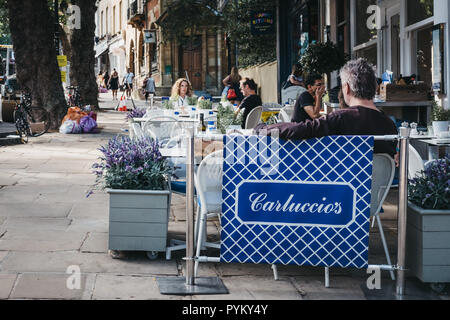 London, Großbritannien - 1 August, 2018: die Menschen an Tischen im Freien aus Carluccio's Restaurant in Hampstead, einem wohlhabenden Gegend von Wissenschaftlern bevorzugt sitzen, Künstler Stockfoto