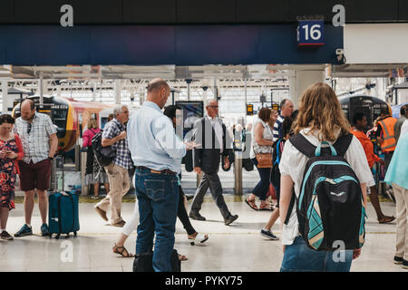 London, Großbritannien - 1 August, 2018: die Menschen zu Fuß in London Waterloo Bahnhof. Es handelt sich um eine U-Bahn-Station mit dem gleichen Namen verbunden und ist Stockfoto