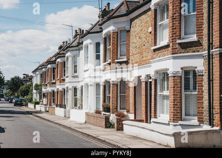 London, Großbritannien - 1 August 2018: die Reihe der typisch britischen Reihenhäusern in Barnes, einer wohlhabenden Wohngegend in London berühmt für seinen dörflichen Atmosphäre Stockfoto