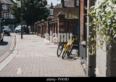 London, Großbritannien - 1 August 2018: Die gelben Ofo Fahrrad auf einer Straße in London. Ofo ist ein dockless bike Unternehmen, dass mehr als 10 Millionen Fahrräder in bereitgestellten Stockfoto