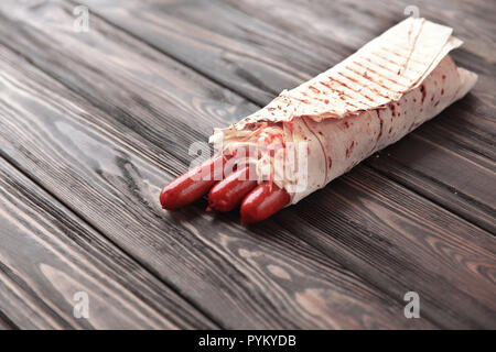 Hausgemachte Wurst in pita Brot auf hölzernen Hintergrund. Foto mit Stockfoto