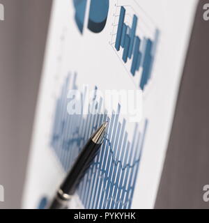 Bis zu schließen. Pen und finanziellen Plan. Das Konzept der Analyse von Daten Stockfoto