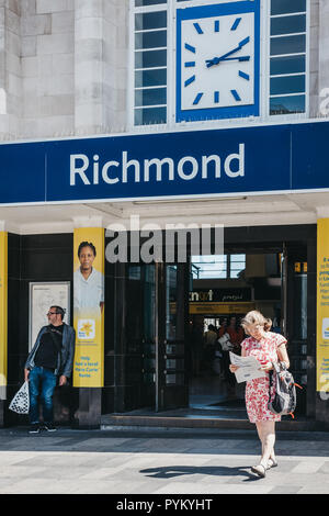 London, Großbritannien - 1 August 2018. Menschen außerhalb der U-Bahn, S-Bahn und der Bahnhof in Richmond, einem Vorort der Stadt in süd-west London berühmt für eine la Stockfoto