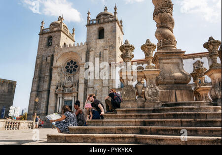 Porto, Portugal, 27. September 2018: die Gruppe der Touristen schaut auf Karte auf der Treppe der Pranger von Porto gegen Se Kathedrale, Portugal Stockfoto