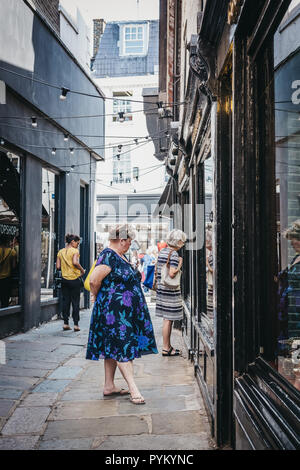 London, Großbritannien - 1 August 2018. Frauen an die Fenster von Geschäften auf Lane's Brauereien, eine Straße in Richmond, einem Vorort der Stadt in süd-west London famou Stockfoto