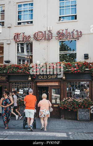 Überqueren der Straße vor dem alten Schiff Pub in Richmond, London, UK. Stockfoto