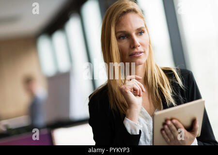 Portrait von erfolgreiche Geschäftsfrau Holding digital Tablet Stockfoto