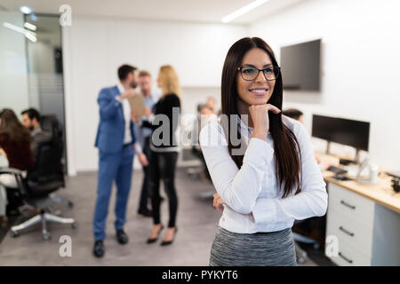 Porträt der jungen Geschäftsfrau im Amt posing Stockfoto