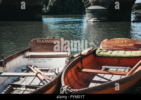 Richmond Bridge Bootsverleih Boote aus Holz günstig auf der Themse in London, London, Großbritannien. Stockfoto