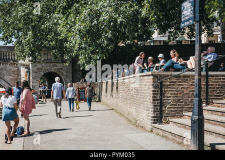 Menschen entspannend am Ufer der Themse in Richmond, London, UK. Stockfoto