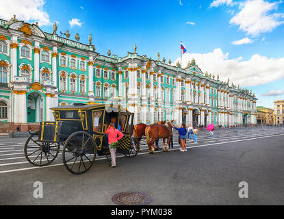 Sankt Petersburg, Russland - 15. AUGUST 2018: Schöner Wagen mit einem Pferd stehend auf dem Schlossplatz unter den vielen Touristen in St. Petersburg, Rus Stockfoto