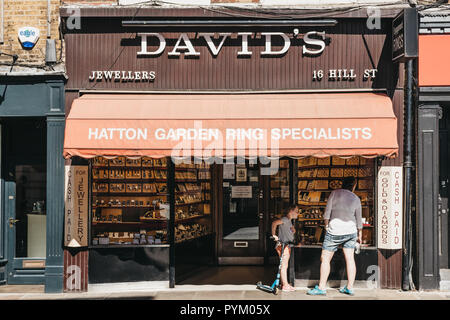 London, Großbritannien - 1 August 2018. Frau und ihre Tochter suchen im Fenster Anzeige von David's Jewelers in Richmond, einem Vorort der Stadt in süd-west London f Stockfoto