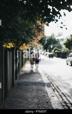 Aus abstrakter Sicht auf ein paar wenige auf einer Straße in London, UK. Stockfoto