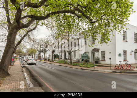 Stellenbosch, Südafrika, 16. AUGUST 2018: Historische Gebäude in Dorp Street in Stellenbosch in der Western Cape Provinz. Ein Buch Shop und Fahrzeuge Stockfoto