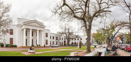 Stellenbosch, Südafrika, 16. AUGUST 2018: Panorama der historischen Rathaus in Plein Straße in Stellenbosch in der Western Cape Provinz. Menschen ein Stockfoto