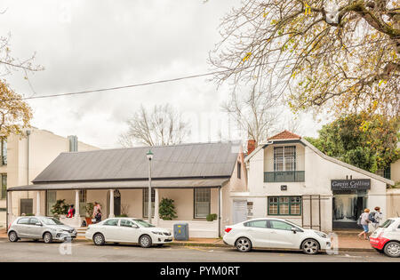 Stellenbosch, Südafrika, 16. AUGUST 2018: eine Szene, in der Church Street in Stellenbosch. Fahrzeuge, Unternehmen und Menschen sind sichtbar Stockfoto