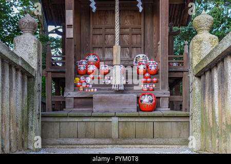 Sammlung von lucky Daruma Puppen am Schrein, Kurashiki, Japan Stockfoto