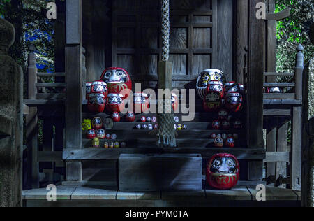 Nachtansicht der Sammlung von lucky Daruma Puppen an Achi Schrein, Kurashiki, Japan Stockfoto