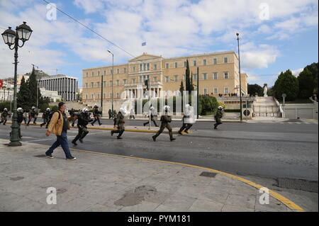 Griechische Polizisten Zusammentreffen mit vermummten Menschen am Syntagma Platz. Kleine Scharmützel in den Syntagma-platz, folgte eine große Studentendemonstration in Athen, wo Studenten sagte nein zu weiteren Sparmaßnahmen. (Foto von George Panagakis/Pacific Press) Stockfoto