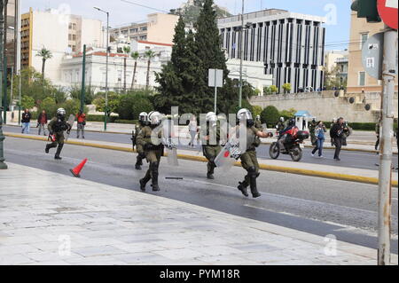 Griechische Polizisten Zusammentreffen mit vermummten Menschen am Syntagma Platz. Kleine Scharmützel in den Syntagma-platz, folgte eine große Studentendemonstration in Athen, wo Studenten sagte nein zu weiteren Sparmaßnahmen. (Foto von George Panagakis/Pacific Press) Stockfoto