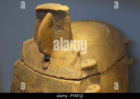 Beinhaus fand in einer kupferzeit Beerdigung Höhle 4.500 - 3.500 v. Chr. in Peki'im oberen Galiläa Israel an der Archäologie Flügel des Israel Museum in Jerusalem Israel angezeigt Stockfoto