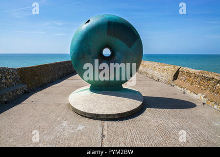 Von Hamish schwarze Skulptur im öffentlichen Raum an Groyne am Meer Brighton UK Flott Stockfoto