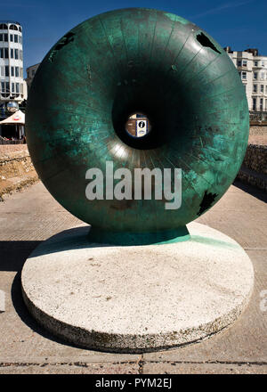 Von Hamish schwarze Skulptur im öffentlichen Raum an Groyne am Meer Brighton UK Flott Stockfoto