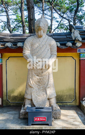 Stein Skulptur, die das Huhn Gottheit aus dem chinses Sternzeichen, hier bei haedong Yonggung Tempel, Busan, Südkorea gesehen. Stockfoto