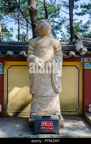 Stein Skulptur, die der Hund Gottheit aus dem chinses Sternzeichen, hier bei haedong Yonggung Tempel, Busan, Südkorea gesehen. Stockfoto