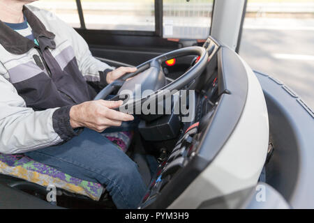 Lkw-Fahrer, die Hände am Lenkrad und Sitzen im Fahrzeug. Stockfoto