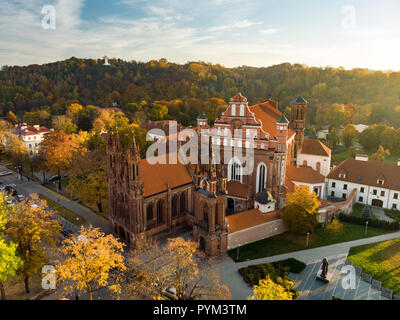 Luftaufnahme von St. Anna Kirche und die benachbarten Bernardine Kirche, eine der schönsten und wahrscheinlich das bekannteste Gebäude in Vilnius. Beau Stockfoto