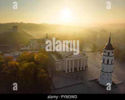 Luftaufnahme der Cathedral Square, dem Hauptplatz der Altstadt von Vilnius, eine zentrale Position im öffentlichen Leben in der Stadt, und es ist an der Kreuzung der c Stockfoto