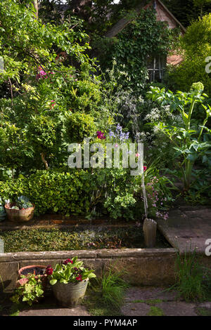 Brunnen in kleinen Teich in Englischer Garten, England, Europa Stockfoto
