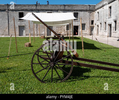 Große Kaliber Gewehr oder amusette auf eine leichte Pistole Beförderung manoeuvered in Position zwei Männer - Castillo de San Marcos St Augustine Florida USA Stockfoto