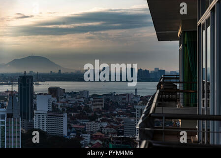 Eigentumswohnung Aussicht auf Penang Stadt und Land unter einem frühen Morgen Sonnenaufgang, Malaysia Stockfoto