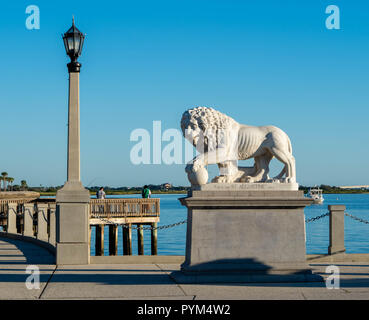 Medici Lion und Ball Skulptur - eine von ein paar am Eingang der Brücke von Löwen in St Augustine Florida USA auf einer Römischen original basiert Stockfoto